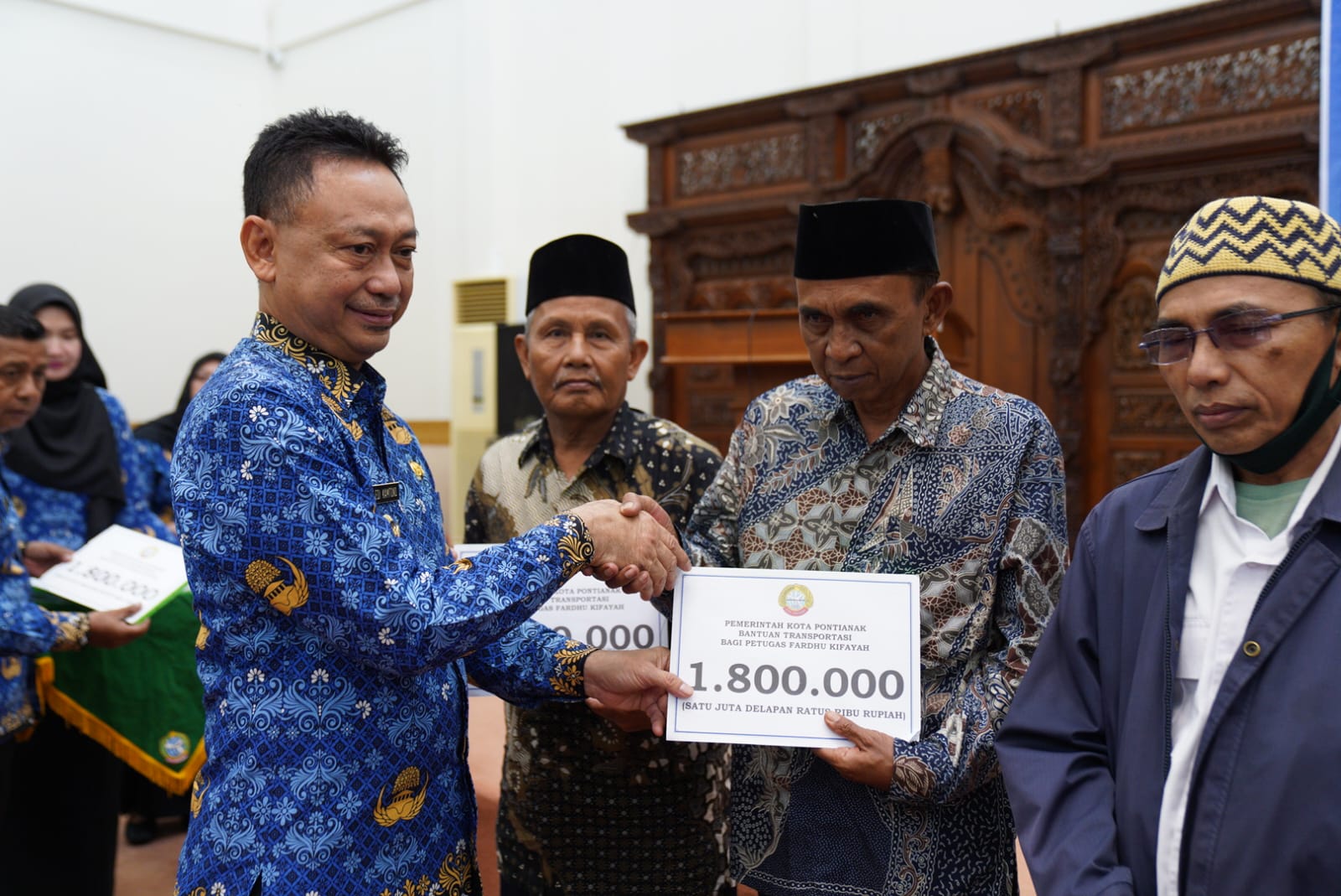 BANTUAN : Pemkot Pontianak menyerahkan bantuan fasilitasi transportasi secara simbolis kepada petugas Fardhu Kifayah dan Guru Madrasah Diniyah Takmiliyah.