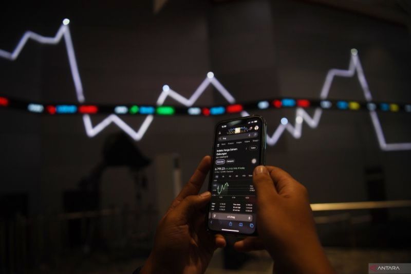 Pegawai berjalan di bawah layar pergerakan Indeks Harga Saham Gabungan (IHSG) di Bursa Efek Indonesia (BEI), Jakarta, Senin (5/8/2024).