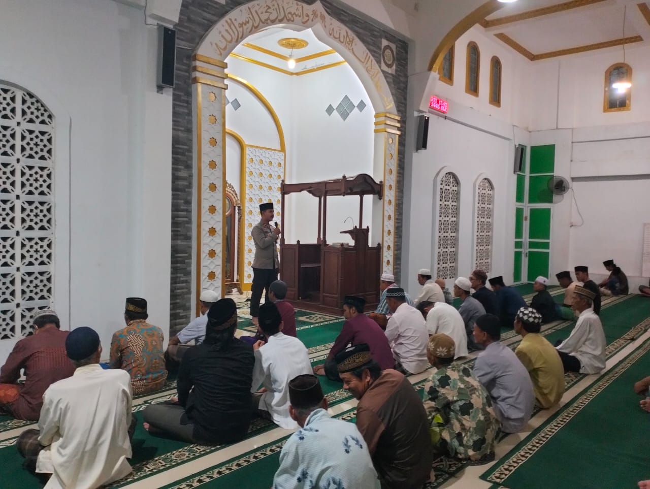 ibadah di bulan suci Ramadan 1446 Hijriah, Kapolsek Monterado Ipda Rega Nuari Pratama saat menggelar kegiatan Tarawih Keliling (Tarling) dan Tadarus di Masjid Rahmatullah, Kecamatan Monterado.