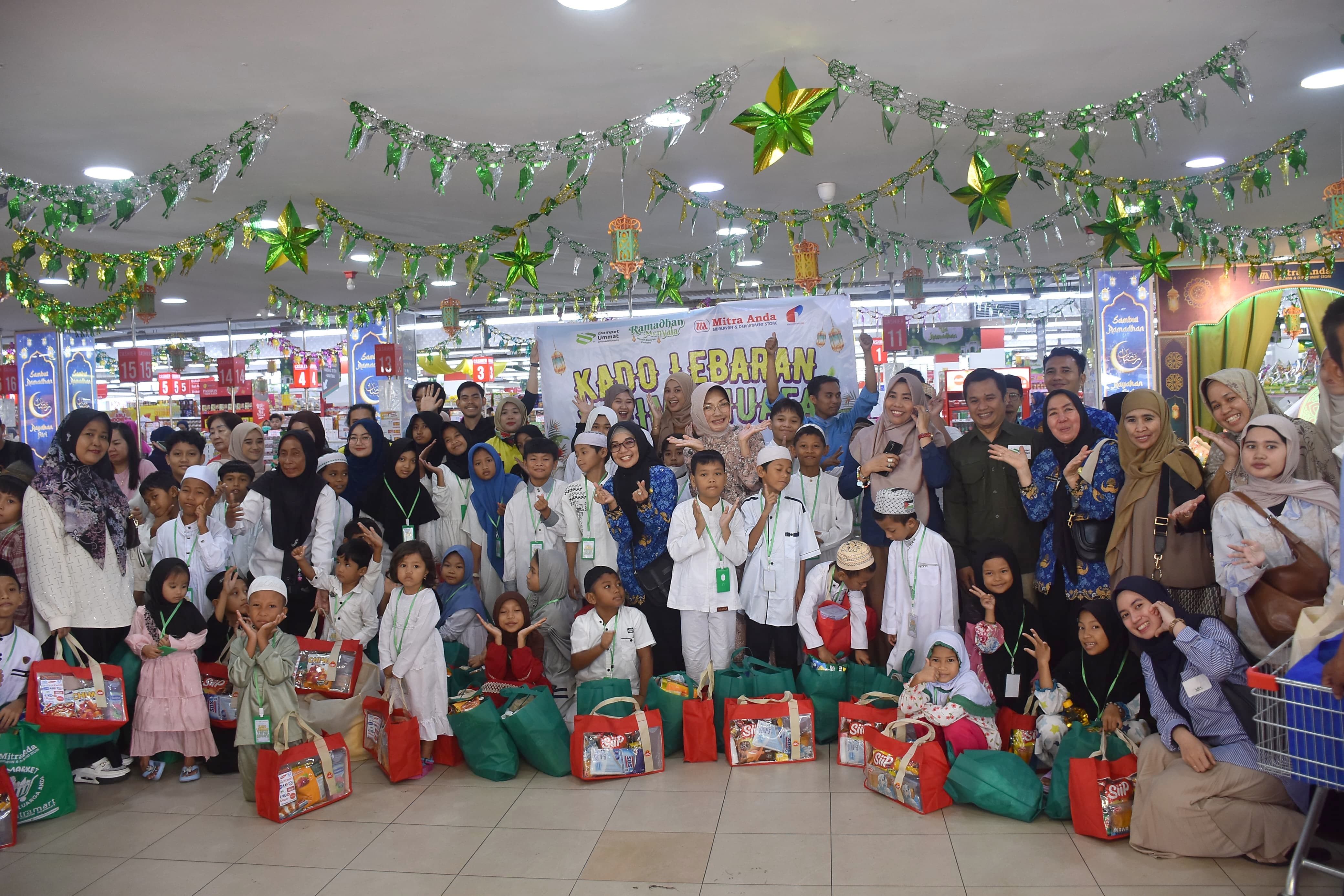 RAMADHAN MENYALA: Tim Penggerak (TP) PKK Kota Pontianak bersama Dompet Ummat dan Swalayan Mitra Anda menggelar Kado Lebaran untuk anak Yatim dan Dhuafa melalui program Ramadhan Menyala.