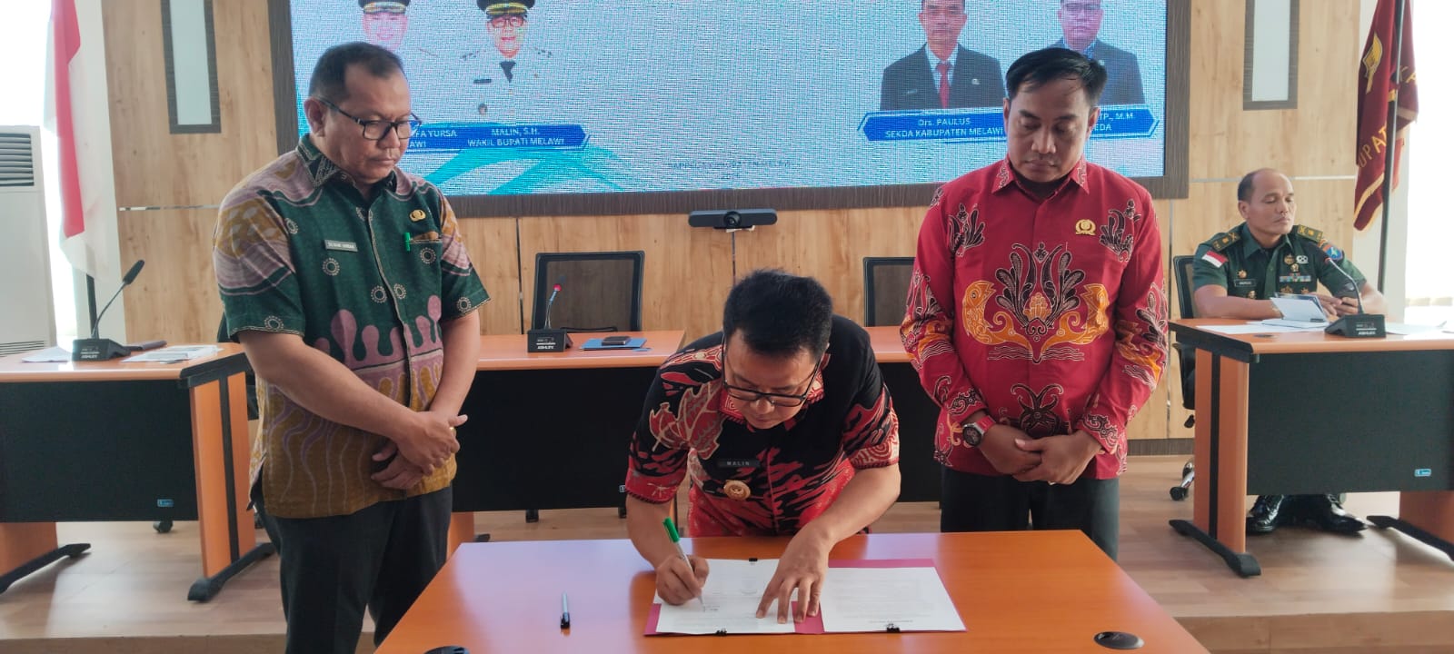 RPJMD : Wakil Bupati Melawi Malin menandatangani berita acara pengambil keputusan dan persetujuan bersama tentang Forum Konsultasi publik rancangan awal RPJMD di Convention Hall Kantor Bupati.