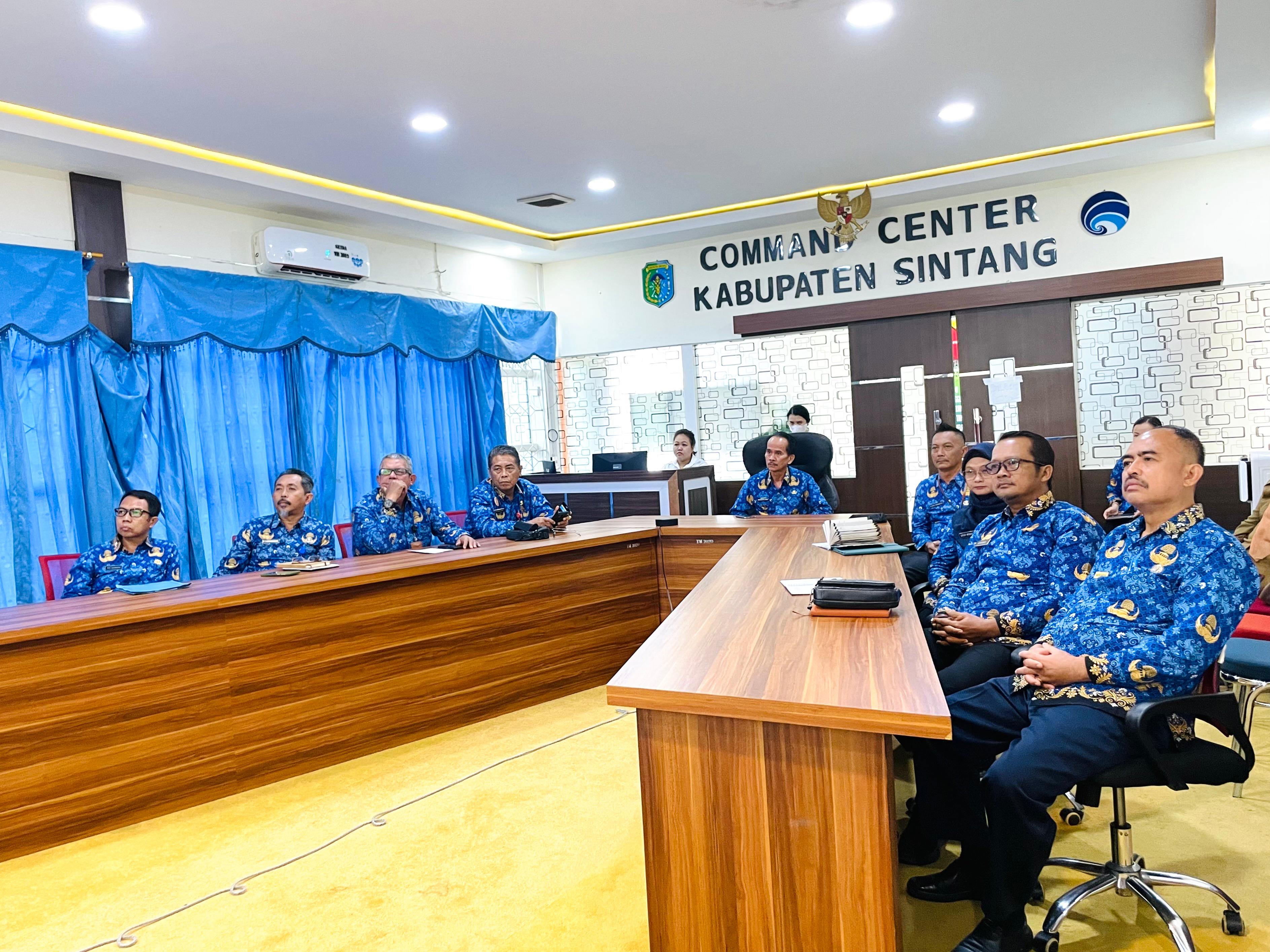 Suasana rapat koordinasi pemerintahan daerah seluruh Indonesia yang digelar secara daring melalui zoom meeting di Media Command Center, Kantor Bupati Sintang, pada Senin (17/3).