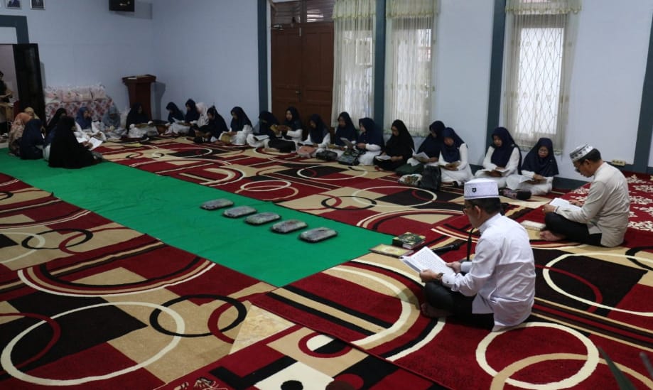 Keluarga Besar Kantor Kementerian Agama (Kemenag) Kota Singkawang turut menyukseskan program nasional Indonesia Khataman Alquran 350.000 Kali dalam Sehari.