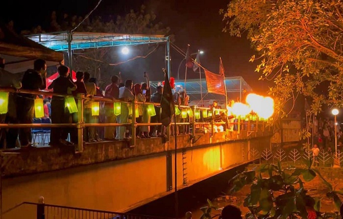 Meriam Karbit dan Laggum Kampung di Jembatan Agen Singkawang, Minggu (16/3) malam memeriahkan suasana ramadan.