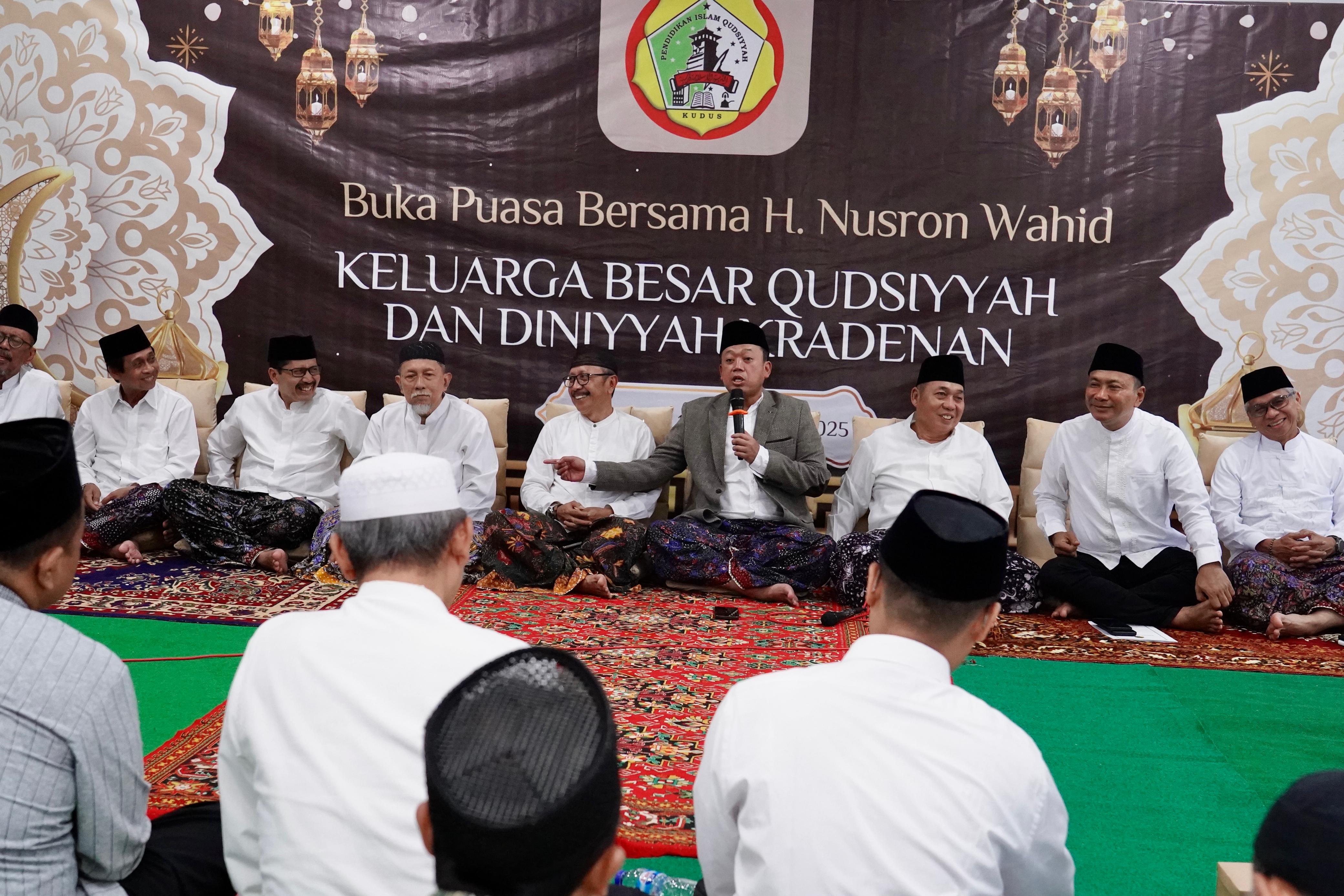 Menteri Nusron saat menyerahkan 20 sertipikat tanah wakaf dalam acara Buka Puasa Bersama di Pondok Pesantren Qudsiyyah, Kabupaten Kudus, Jawa Tengah, Sabtu (08/03/2025).