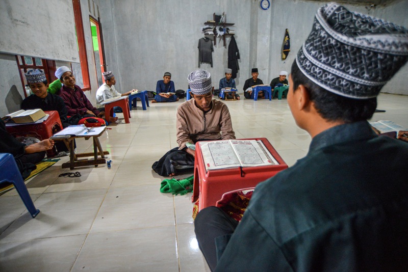 Sejumlah santri membaca Al Quran di Pondok Pesantren Kanzul Ulum, Pasie Nan Tigo, Padang, Sumatera Barat.