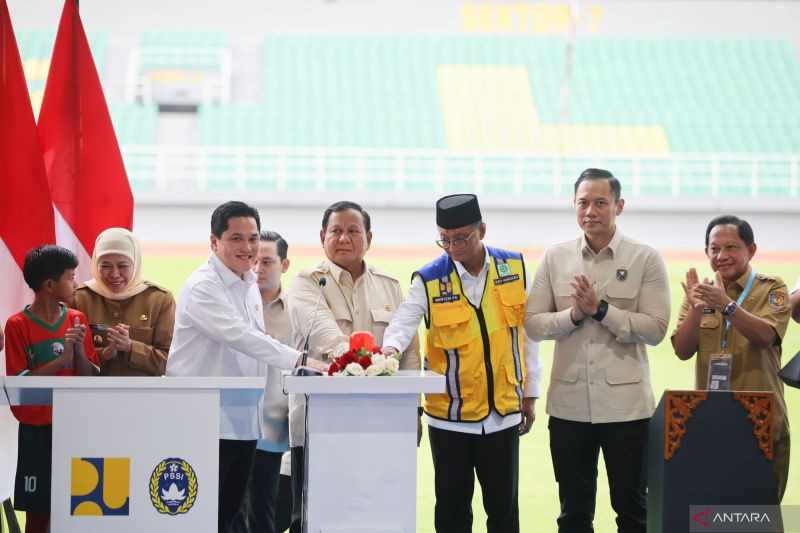 PERESMIAN RENOVASI: Ketua Umum PSSI Erick Thohir (kiri) dan Presiden Prabowo Subianto (kedua dari kanan) menekan tombol Peresmian Renovasi dan Pembangunan 17 Stadion di Indonesia yang dipusatkan di Si
