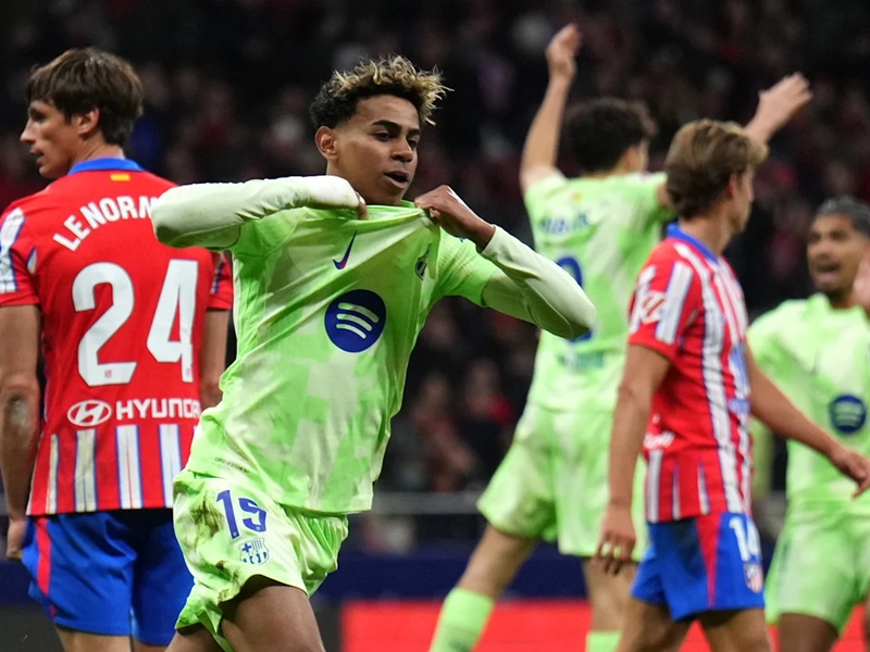 ATLETICO KEWALAHAN : Penyerang sayap FC Barcelona, Lamine Yamal merayakan golnya saat melawan Atletico Madrid dalam jornada ke-28 LALIGA di Riyadh Air Metropolitano kemarin (17/3).