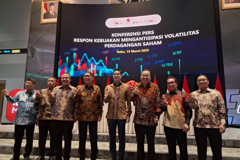 Otoritas Jasa Keuangan (OJK) bersama Bursa Efek Indonesia (BEI) melaksanakan konferensi pers bertajuk "Respons Kebijakan Mengantisipasi Volatilitas Perdagangan Saham" di Main Hall BEI, Jakarta, Rabu.