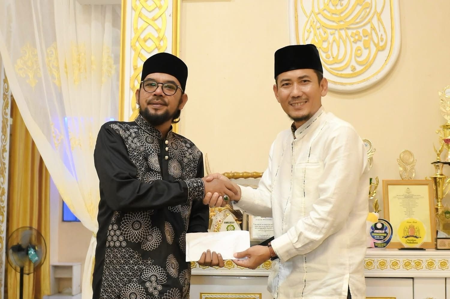 SAFARI RAMADAN: Ketua DPRD Kabupaten Ketapang, Achmad Sholeh, menyerahkan bantuan kepada pengurus Pondok Pesantren Al-Ittihad, Kecamatan Benua Kayong, Senin (17/3).