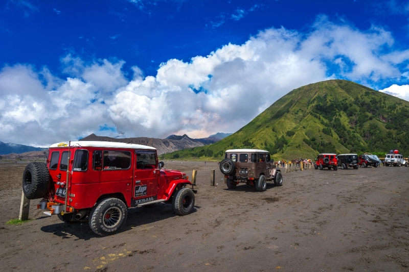 Ilustrasi mobil jeep pengantar wisatawan di Gunung Bromo, Jawa Timur.