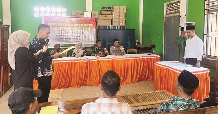 LANTIK : Kades saat melantik Kadus Parit Amanku.