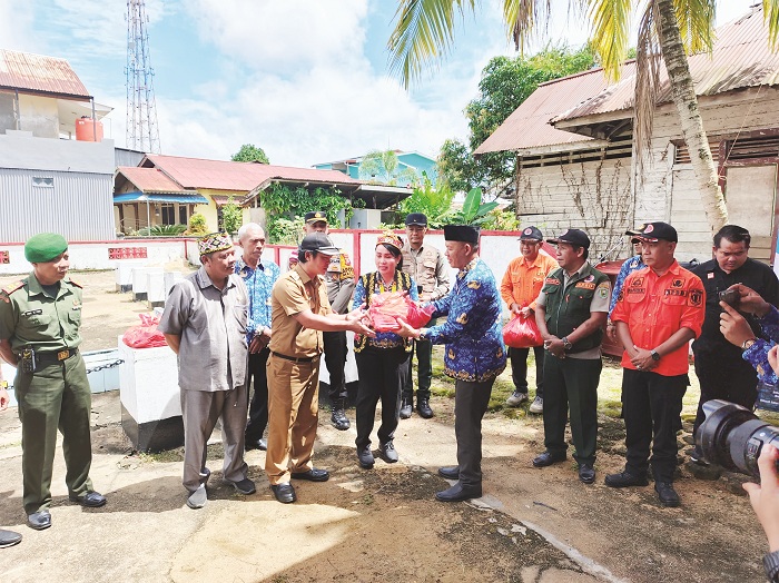 BANTUAN : Susana Herpena menyambangi sekaligus menyalurkan bantuan logistik pemerintah daerah bagi masyarakat terdampak banjir.