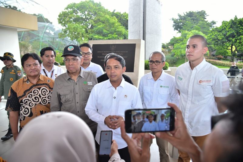 Menhut Raja Juli Antoni (tengah) dan Dirjen KSDAE Satyawan Pudyatmoko (kedua kiri) dalam acara di TMII, Jakarta, Selasa (18/3/2024).