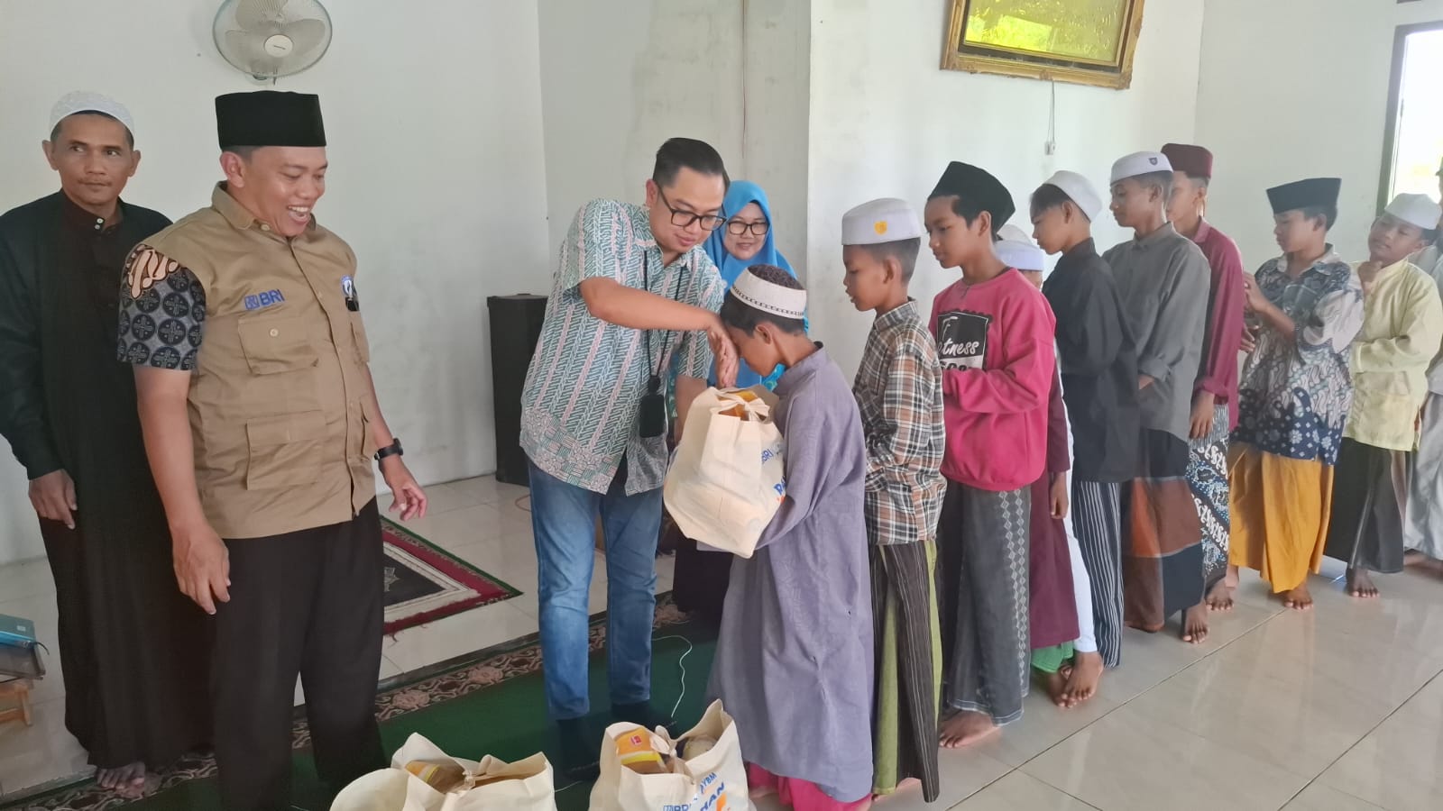 Pembagian paket sembako pada Gerakan Peduli Anak Yatim oleh Pemimpin Cabang BRI Pontianak, Ardika Prasetyo di Pondok Pesantren Fastabiqul Khoirot.