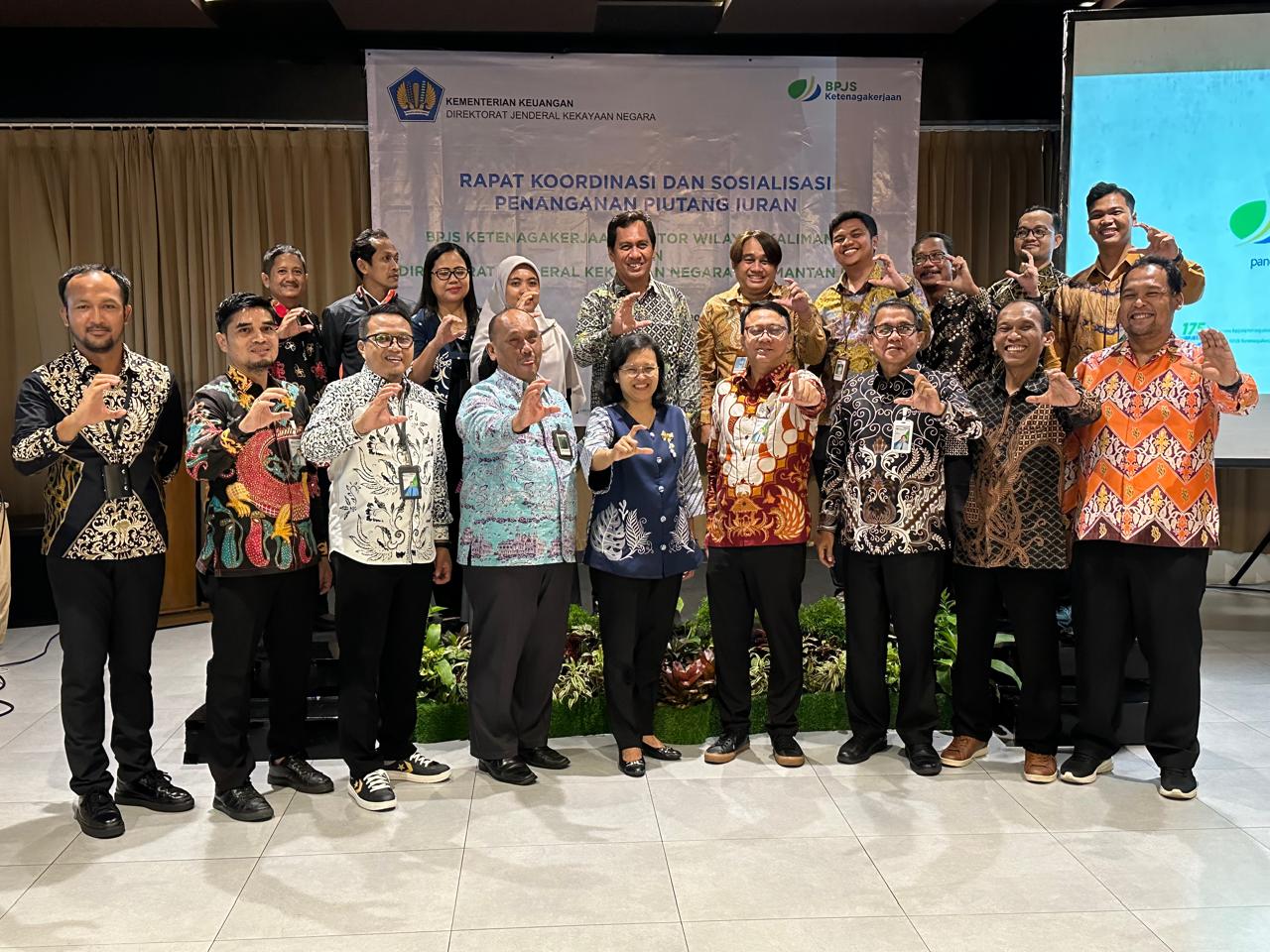 FOTO BERSAMA: BPJS Ketenagakerjaan Bersama KPKNL Kalimantan Barat saat menggelar Rapat Koordinasi Teknis Pengurusan Piutang Macet  di Hotel Qubu Resort, Senin (17/03).
