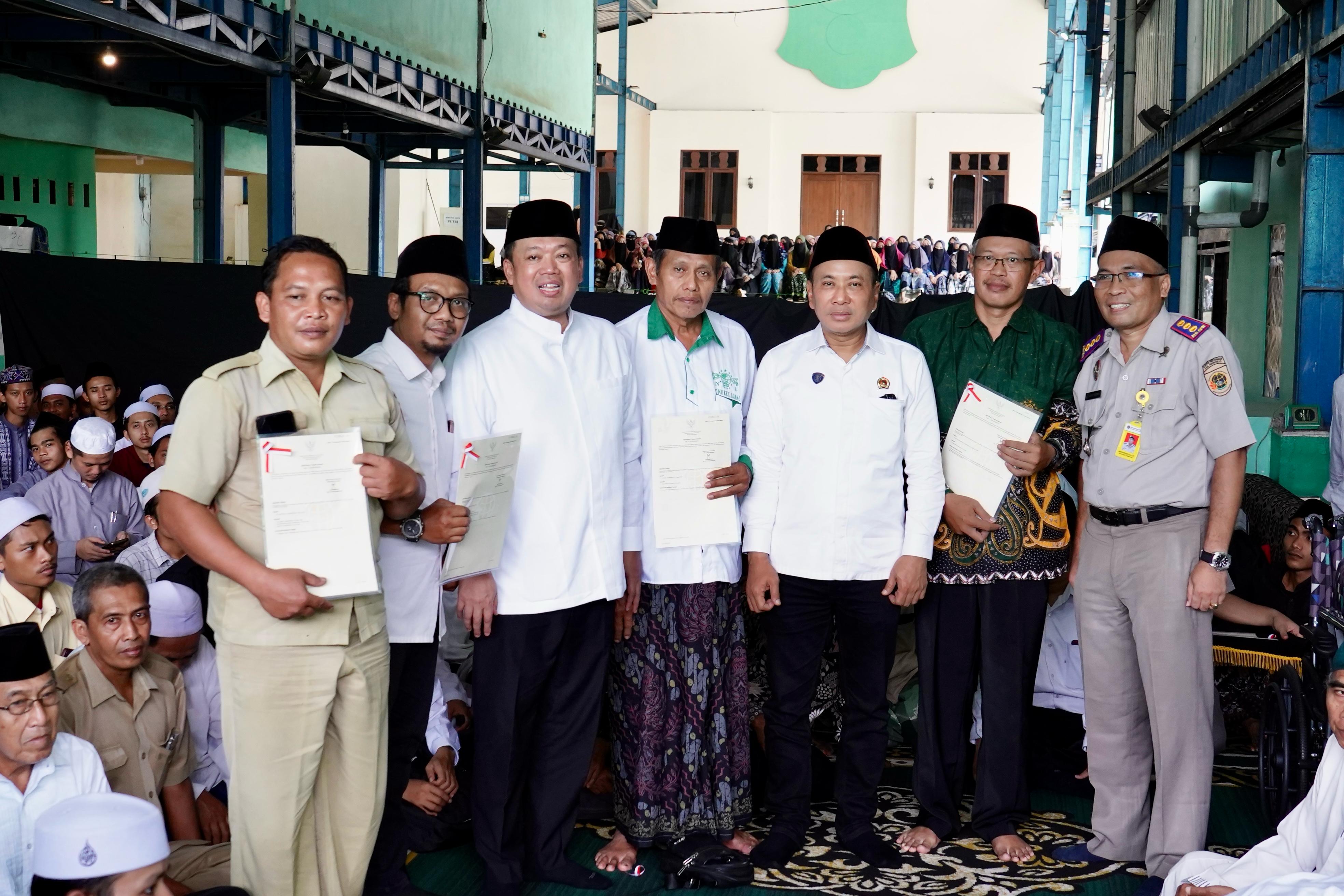 Serah terima delapan sertipikat wakaf untuk Persyarikatan Muhammadiyah di Madrasah Muallimin Muhammadiyah Yogyakarta, Senin (10/03/2025).