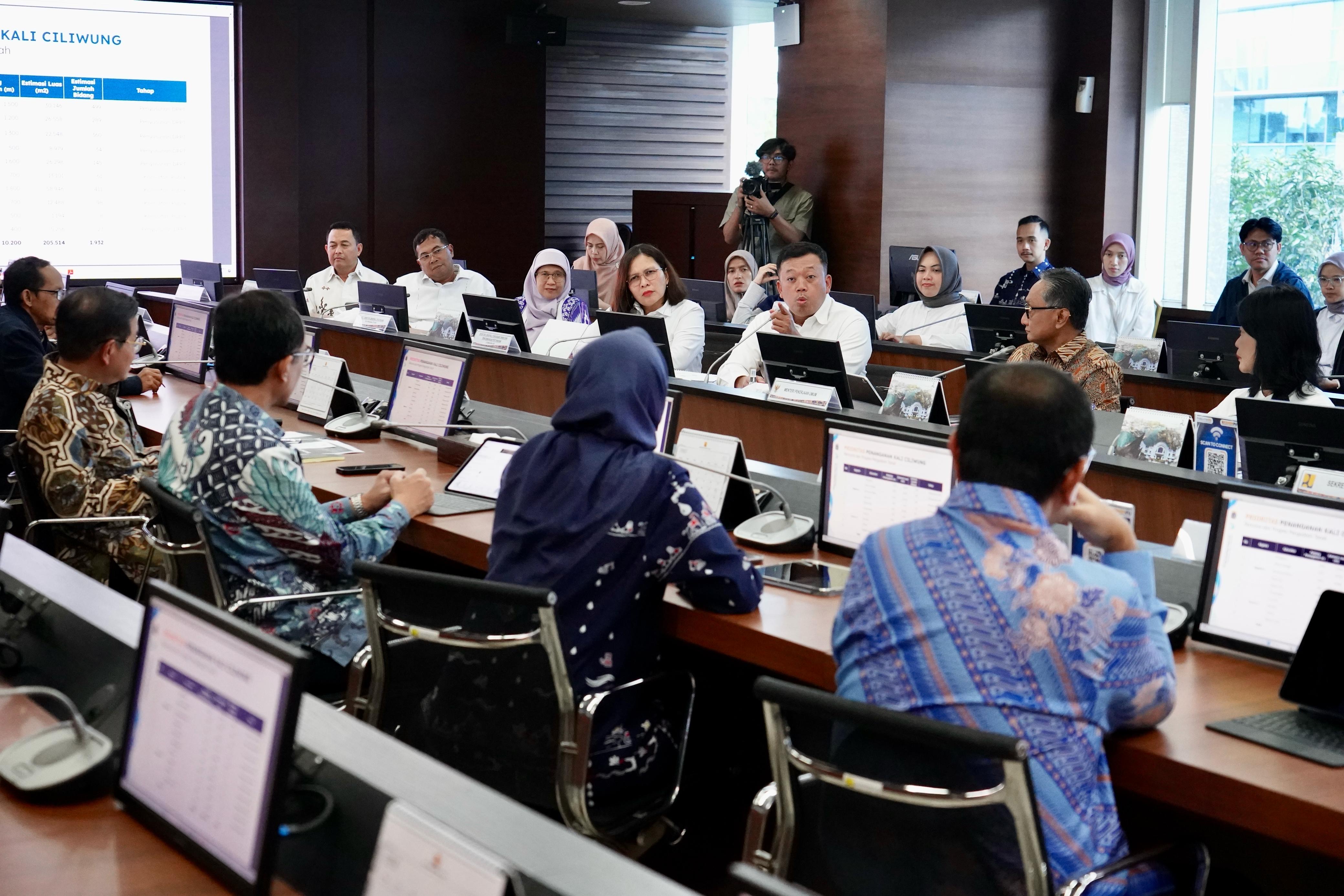 Rapat Koordinasi Pengadaan Tanah dan Pengendalian Banjir di Daerah Khusus Jakarta, di Kantor Kementerian Pekerjaan Umum (PU) pada Kamis (13/03/2025).