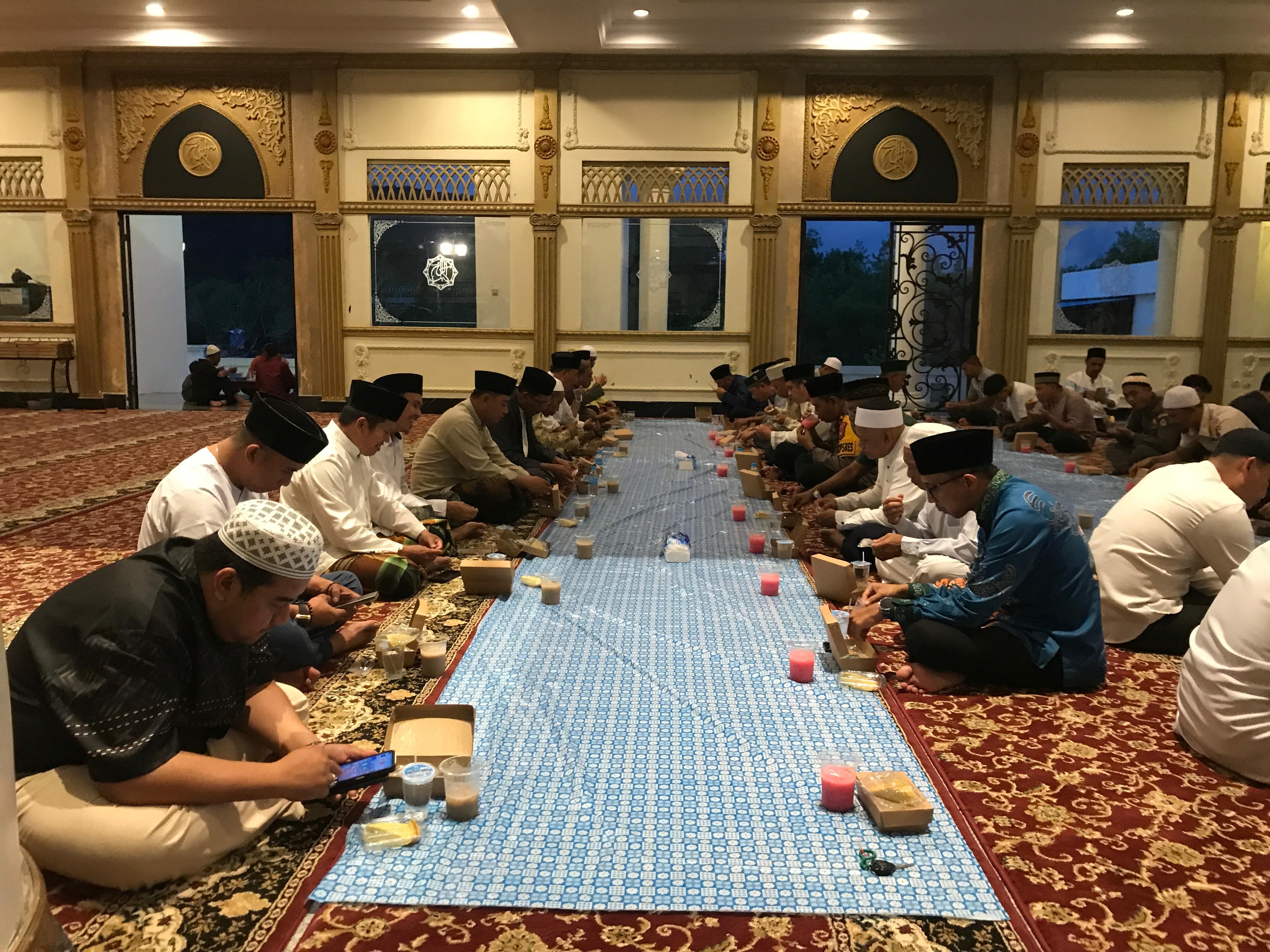 Sejumlah umat muslim saat berbuka puasa bersama di masjid Agung Oesman Al Khair, Sukadana, Kabupaten Kayong Utara.