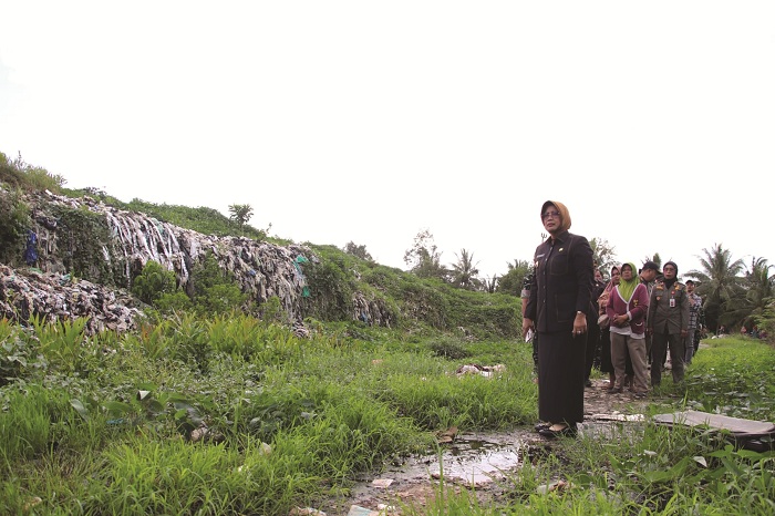 PANTAU : Bupati Mempawah memantau TPA Sungai Bakau Besar Laut.