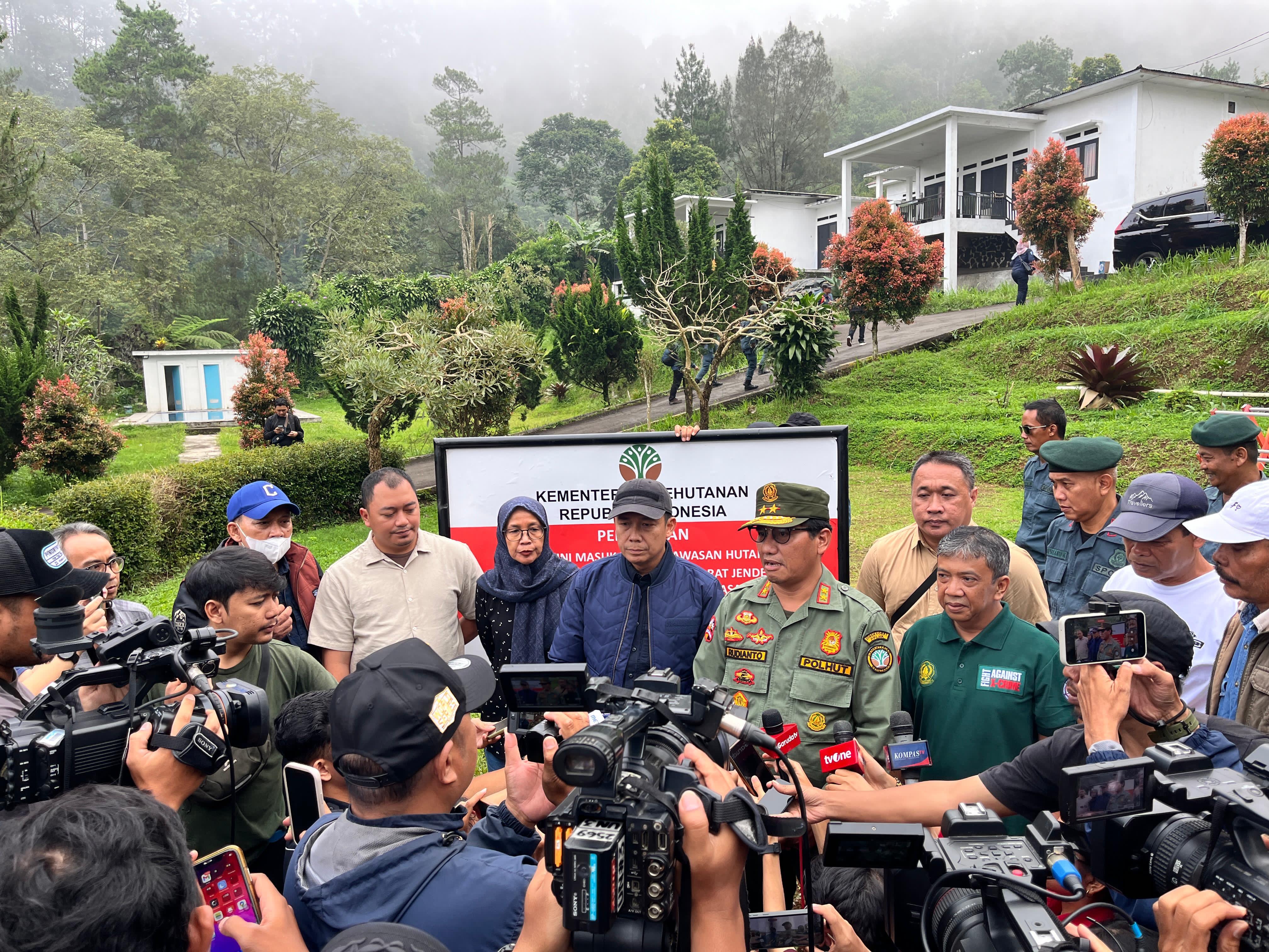 Bersama dengan Kementerian Kehutanan, Kementerian ATR/BPN terus berkomitmen untuk memastikan kegiatan pemanfaatan ruang sesuai dengan Rencana Tata Ruang, khususnya di Kawasan Puncak.