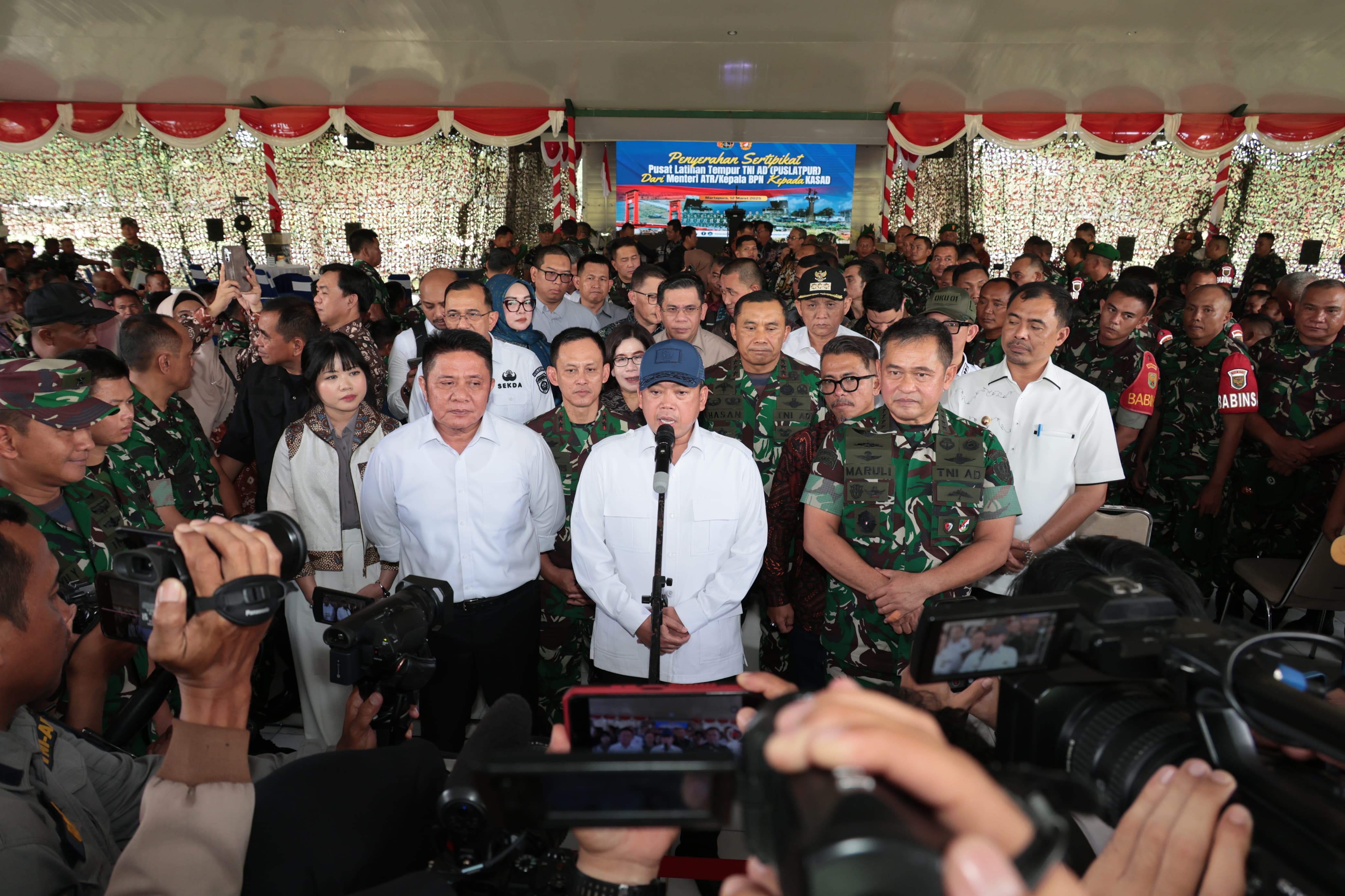 Menteri Nusron dalam acara Penyerahan Sertipikat di Aula Puslatpur, Kabupaten Ogan Komering Ulu (OKU) Timur, Rabu (12/03/2025).