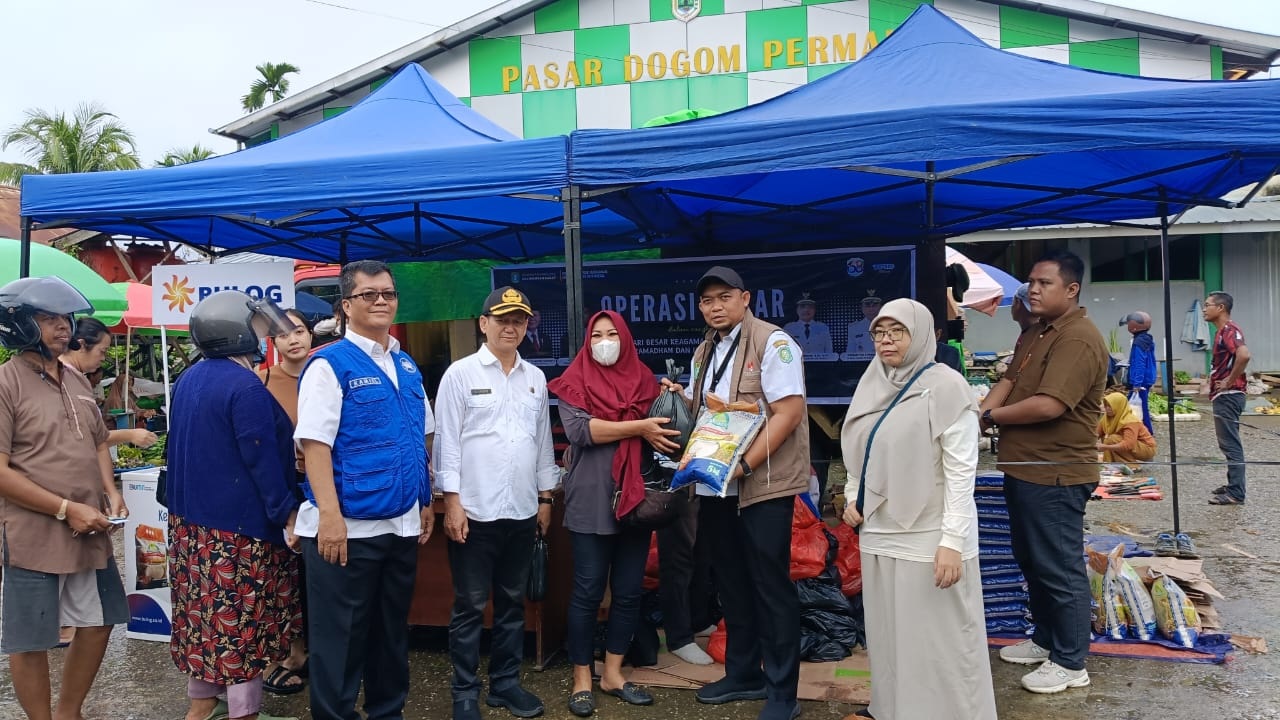 PASAR MURAH: Operasi pasar murah yang digelar Dinas Perdagangan Kalbar di Putussibau.
