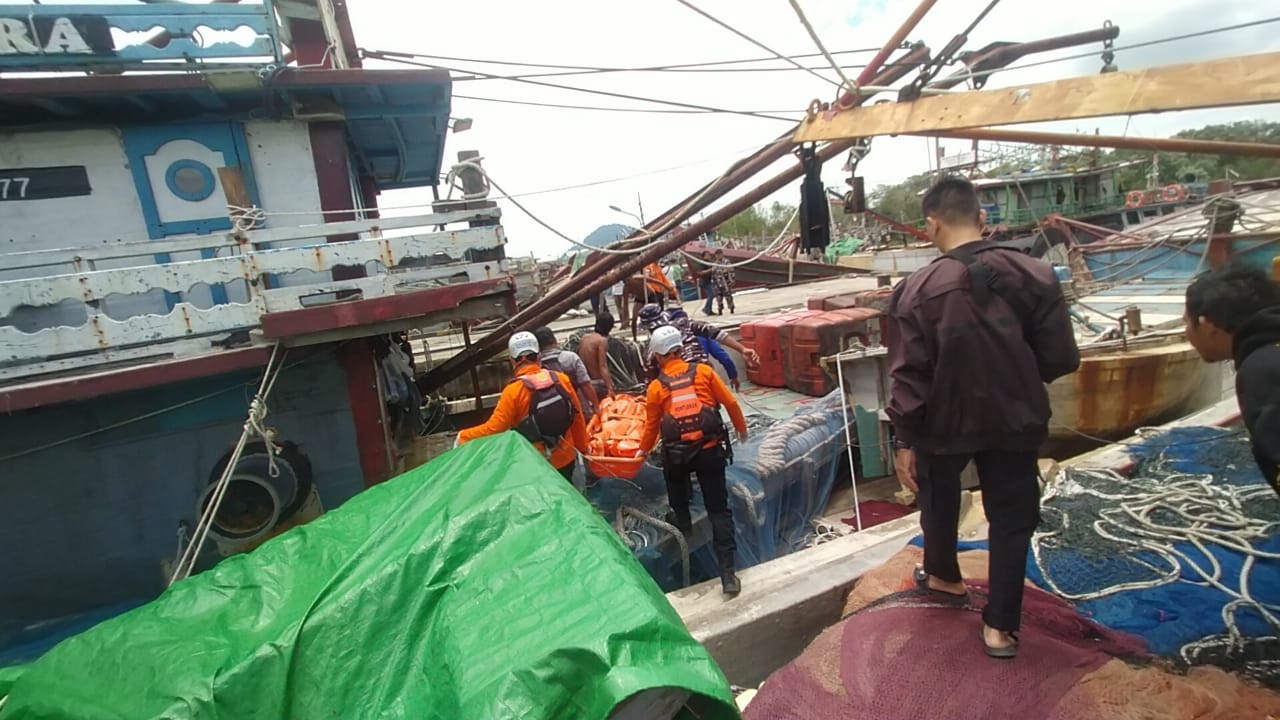 EVAKUASI: Tim SAR gabungan melakukan evakuasi jasad Djian Tung (54) pada Selasa (18/3). Almarhum merupakan nakhoda kapal KM Cahaya Karimata yang meninggal saat mencari ikan di perairan Pemangkat.