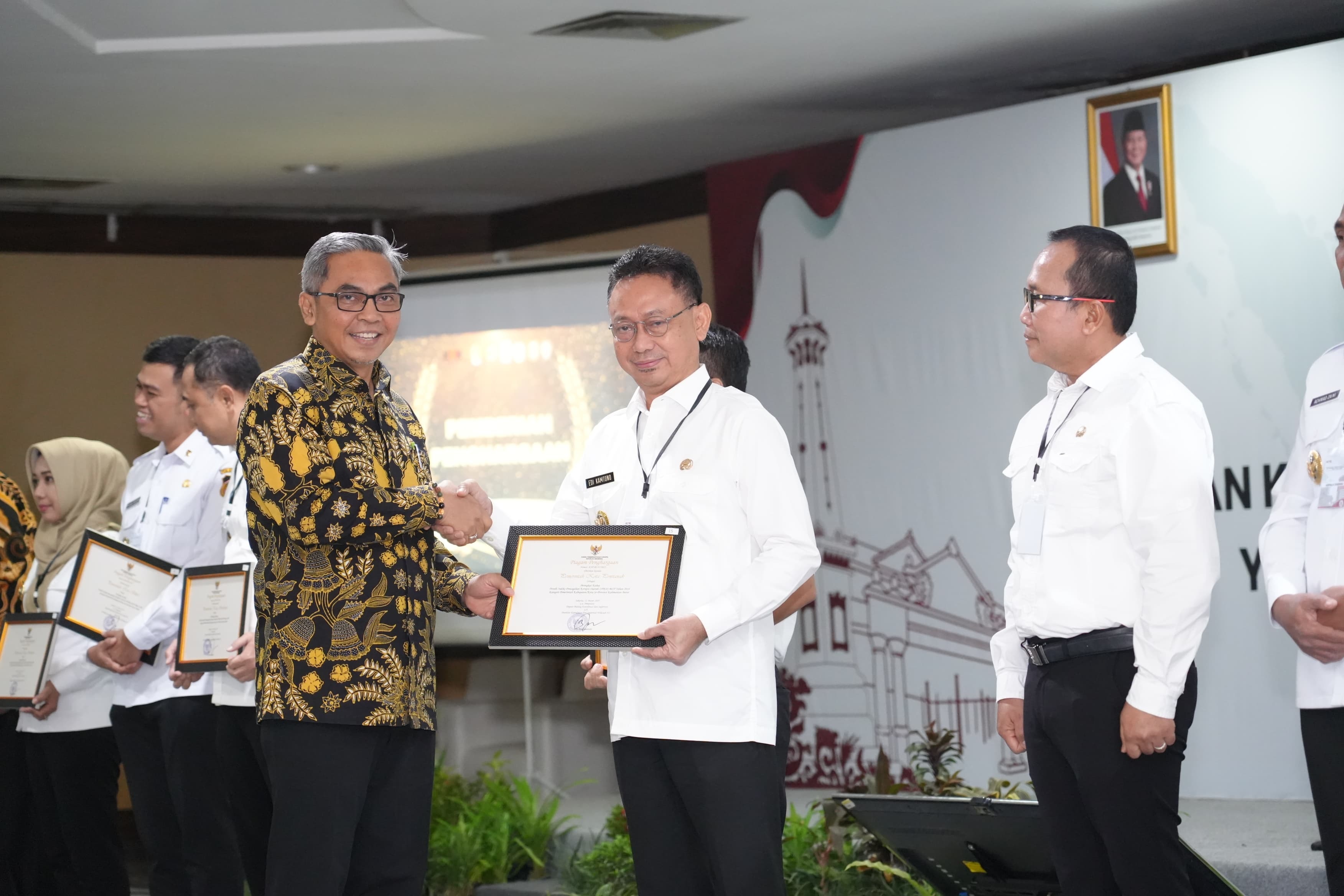 SERAHKAN PENGHARGAAN: Ketua KPK RI Setyo Budiyanto menyerahkan piagam penghargaan kepada Wali Kota Pontianak Edi Rusdi Kamtono.