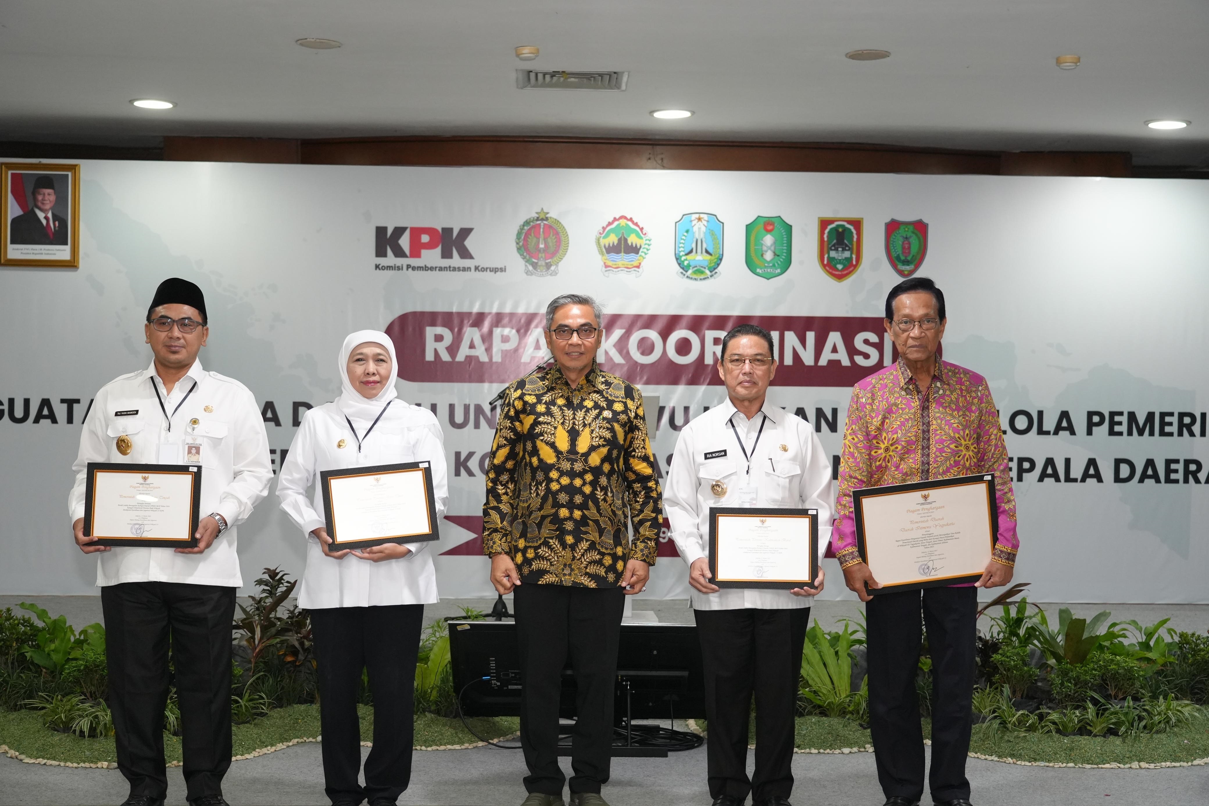 PENGHARGAAN : Gubernur Kalbar Ria Norsan bersama Ketua KPK Setyo Budiyanto, dan gubernur lainnya penerima penghargaan MCP tahun 2024 di Yogyakarta, Rabu (19/3).