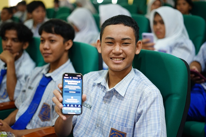 IKASMANSA : Salah satu pelajar kelas 12 menunjukkan Ikasmansa.com usai peluncuran di Ruang Amphitheater SMAN 1 Pontianak, Rabu (19/3).