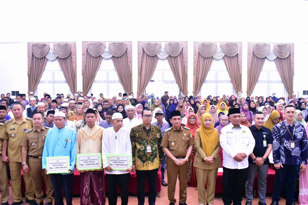 BANSOS: Foto bersama guru ngaji tradisional yang menerima bantuan operasional dari Pemkot Pontianak.