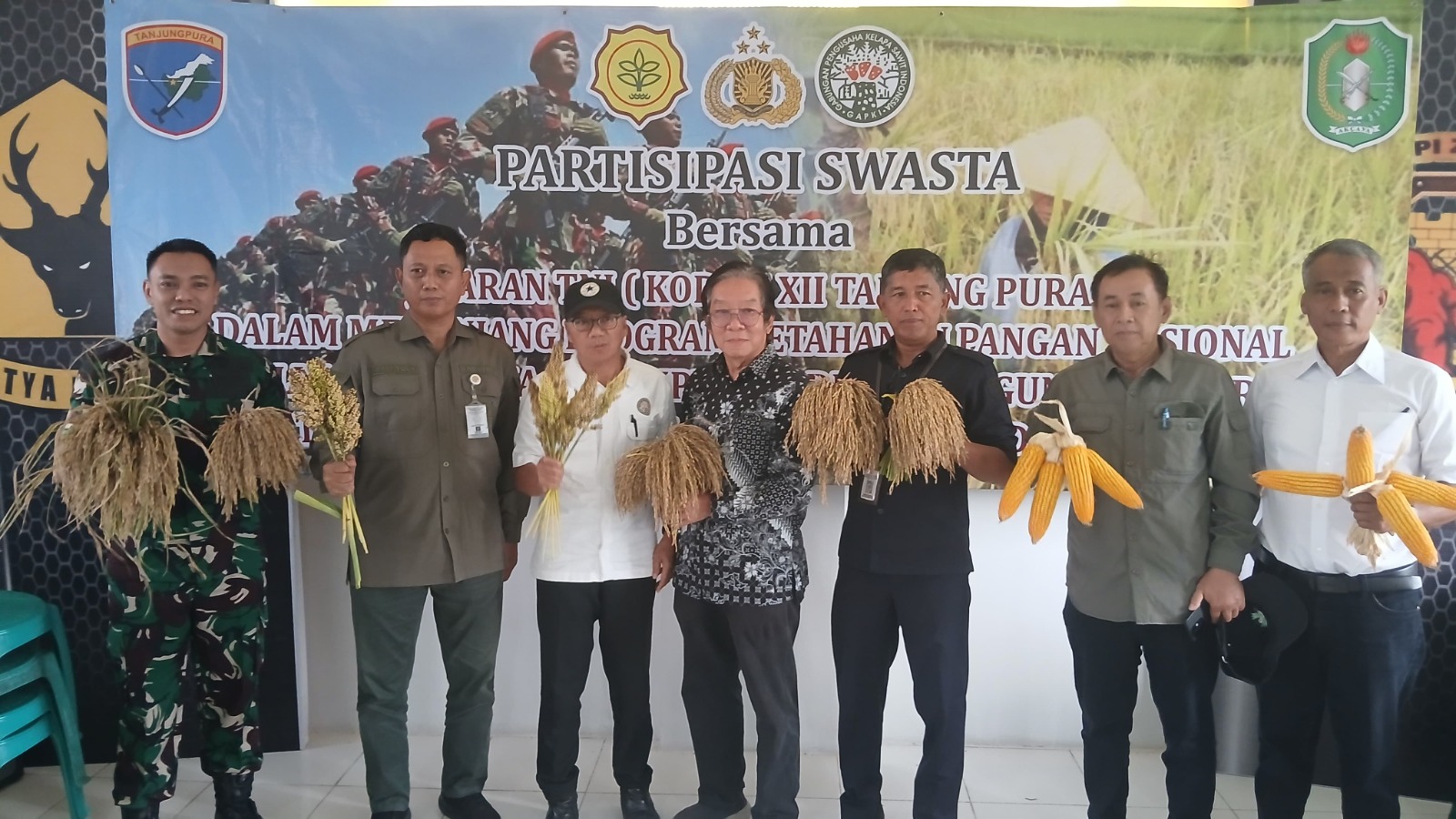 PANEN : Hasil panen sukses dilakukan di lahan kering milik Kompi B Yon Zipur dengan memanfaatkan produk Generate untuk menyuburkan tanah.
