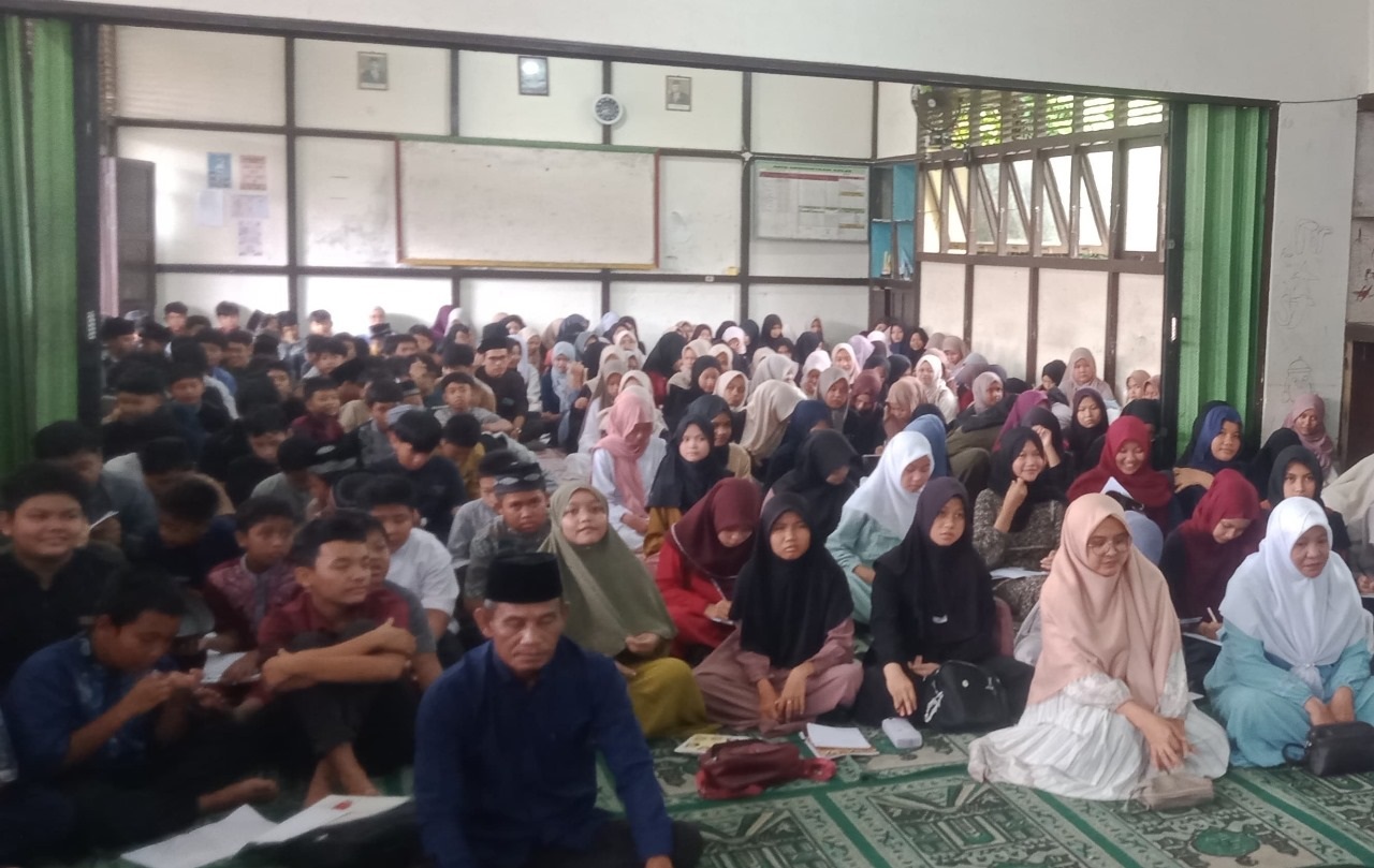 PESANTREN KILAT: Siswa dan siswi beragama Islam di SMP Negeri 1 Teluk Keramat mengikuti kegiatan Pesantren Kilat, Rabu (19/3).