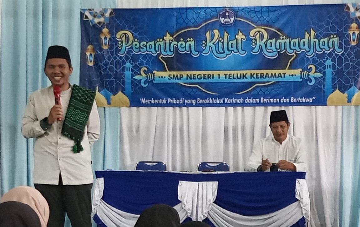 CERAMAH: Ketua MUI Kabupaten Sambas, H Sumarin saat memberikan ceramah di SMPN 1 Teluk Keramat, belum lama ini.