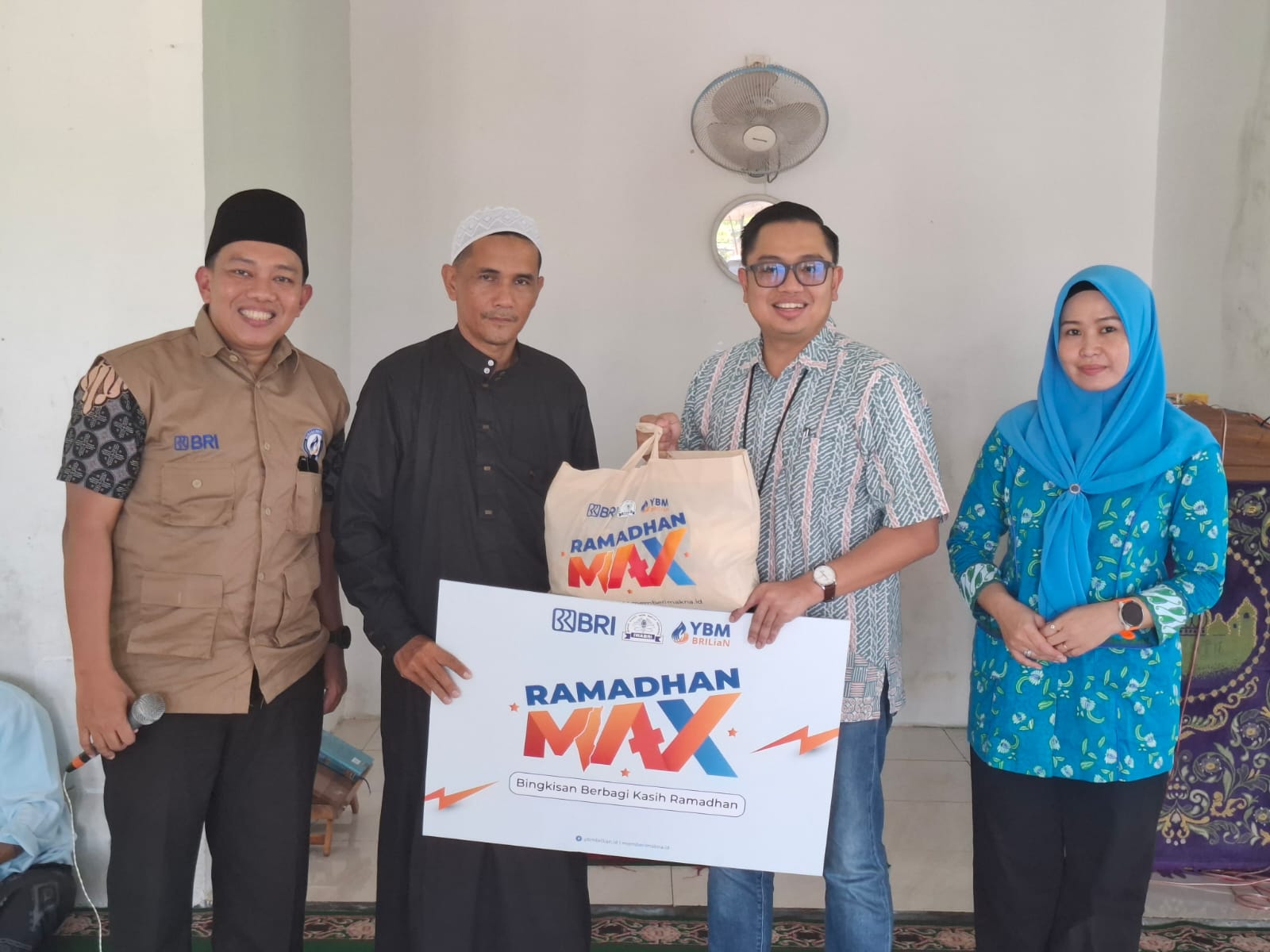 BRI BO Pontianak bersama YBM BRILiaN Pontianak menggelar kegiatan Berbagi Bingkisan Ramadan untuk anak yatim dan dhuafa, bertempat di Pondok Pesantren Fastabiqul Khoirot.