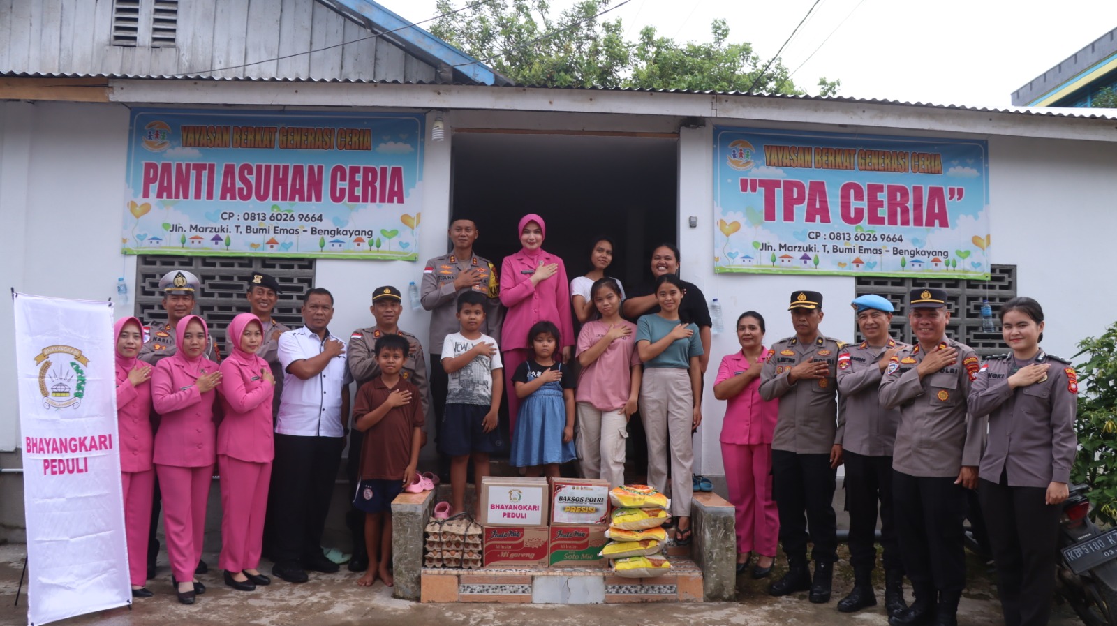 FOTO BERSAMA: Kapolres Bengkayang dan Pengurus Bhayangkari serahkan paket sembako berisi beras, telur, gula, dan mie instan untuk anak-anak panti asuhan.