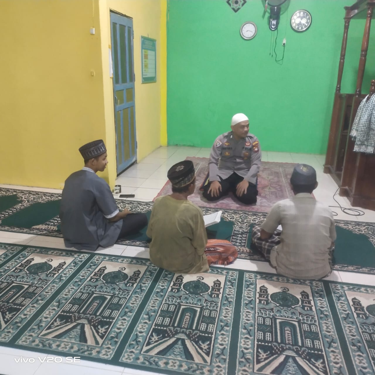 DISKUSI: Polsek Kecamatan Capkala mengadakan Safari Ramadhan untuk mengajak warga menjaga keamanan dan ketertiban.