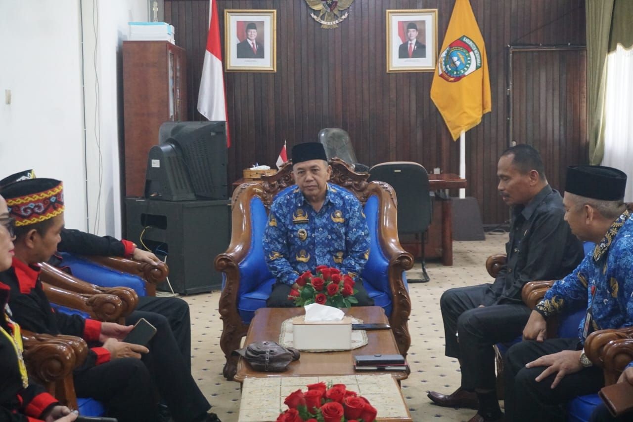 AUDIENSI : Wabup Juli Suryadi saat menerima audiensi panitia Naik Dango ke-40.