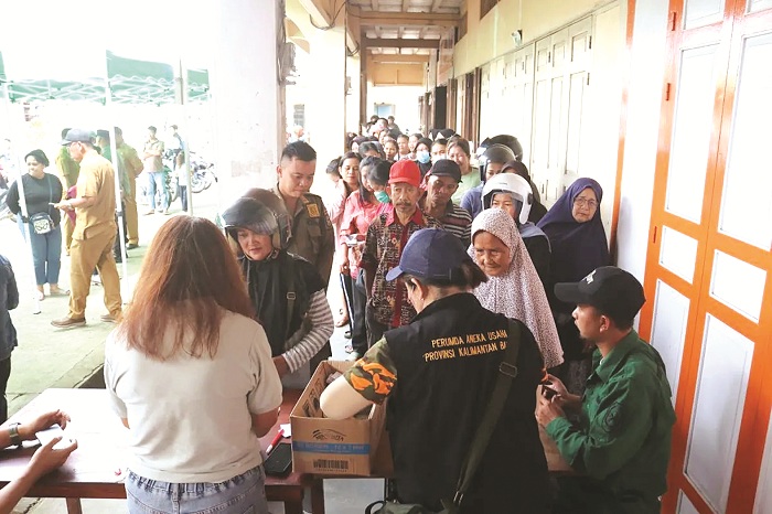 OPERASI PASAR: Kegiatan operasi pasar murah di Kabupaten Bengkayang.