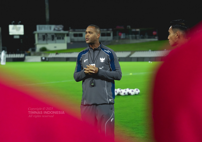 Pelatih kepala Timnas Indonesia, Patrick Kluivert memimpin sesi latihan jelang laga melawan Australia di Sydney pada Selasa (18/3).