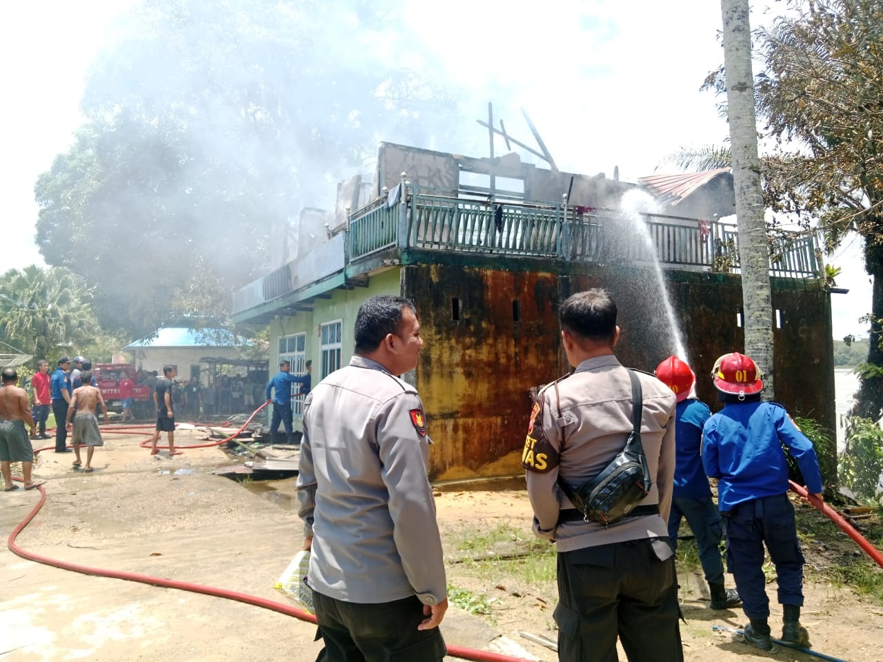 LISTRIK : Diduga akibat arus pendek listrik menjadi penyebab kebakaran rumah.