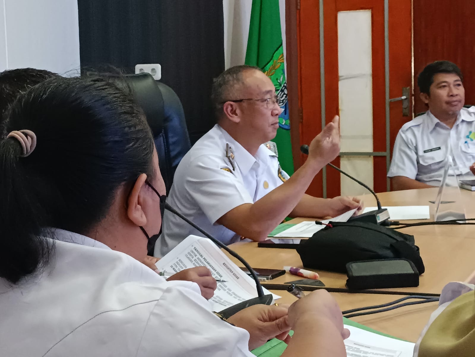RAPAT : Asisten Administrasi Umum Sekretariat Daerah Kabupaten Sintang, Harisinto Linoh saat memimpin rapat koordinasi stabilitas harga dan ketersediaan bahan pokok.