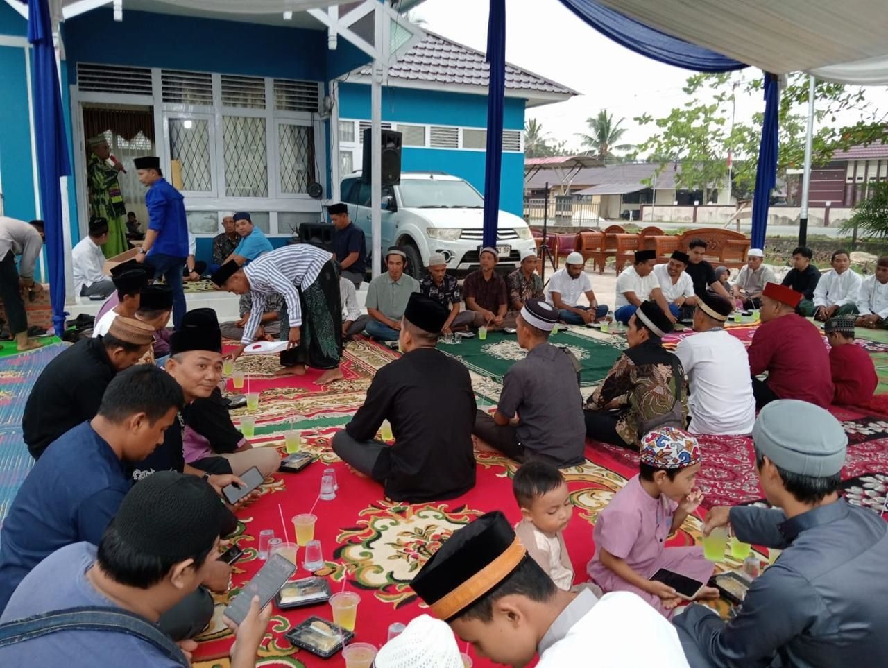 MOMENTUM : Suasana buka puasa bersama di Rumdin Waket DPRD Mempawah dalam momentum Ramadan 1446 H.