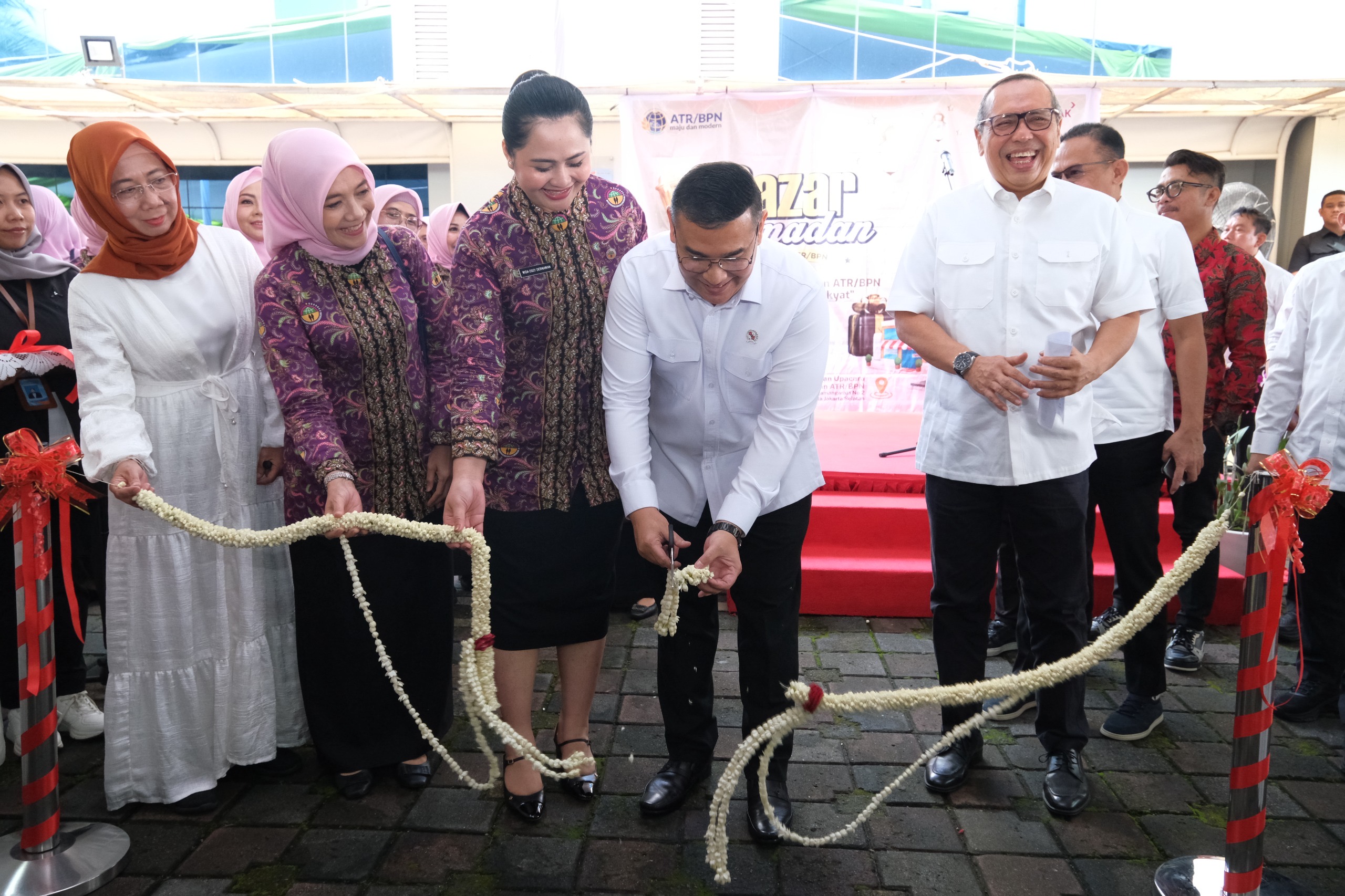 Wamen Kementerian ATR/BPN, Ossy Dermawan membuka bazar Ramadan dengan pemotongan pita di Kantor Kementerian ATR/BPN, Jakarta pada Rabu (19/03/2025).