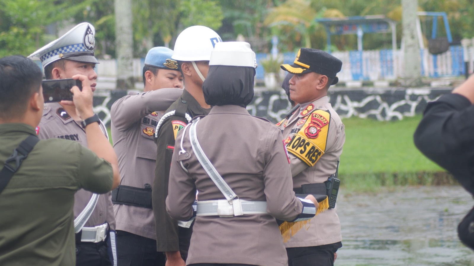 APEL: Polres Landak saat menggelar Apel Pengamanan Hari Raya Idulfitri di halaman Polres Landak.