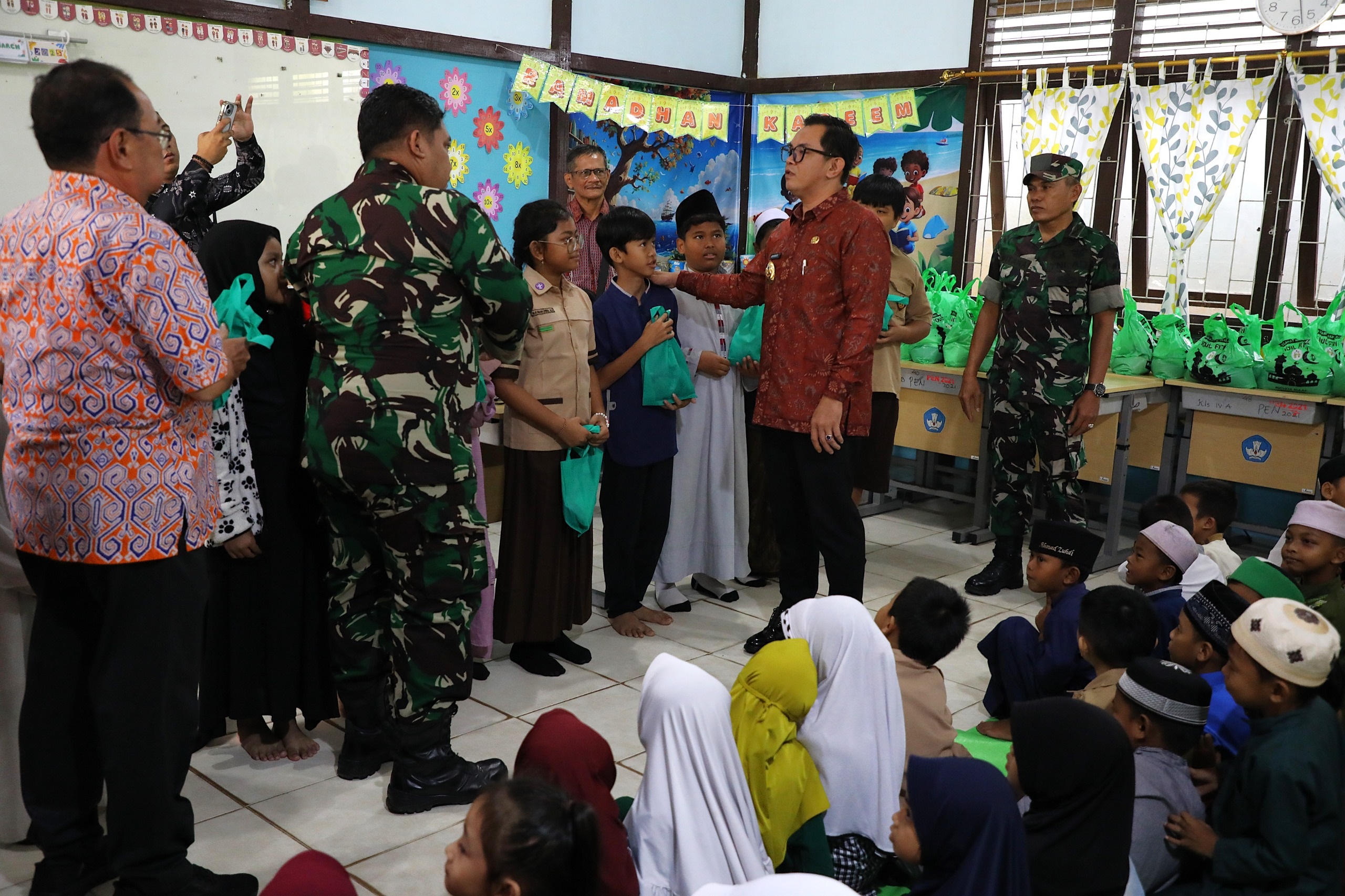 TINJAU: Wakil Wali Kota Singkawang, Muhammadin saat meninjau Makan Bergizi Gratis (MBG) di SD Negeri 24 Singkawang pada Kamis (20/3).