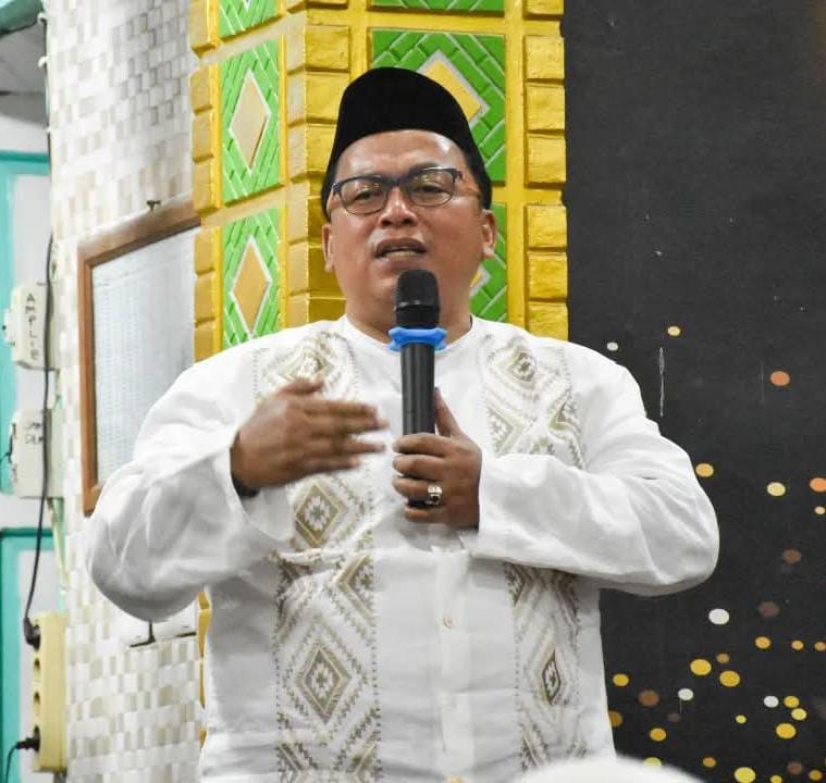 CERAMAH: Wakil Bupati Kubu Raya, Sukiryanto saat memberikan ceramah dalam Safari Ramadan di Desa Padang Tikar, Kecamatan Batu Ampar.