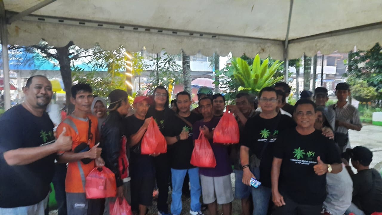 BAKSOS: Manajemen PT Peniti Sungai Purun dan awak media di Mempawah saat melaksanakan baksos pembagian sembako dan buka puasa bersama.