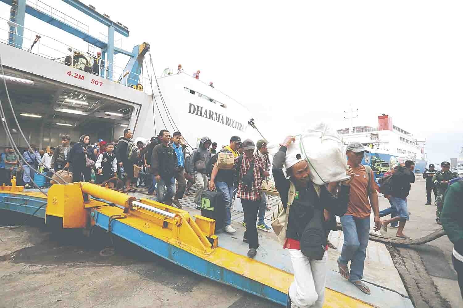 MULAI RAMAI: Penumpang turun dari KM Dharma Rucita I rute Banjarmasin-Surabaya di Tanjung Perak, Surabaya, kemarin.